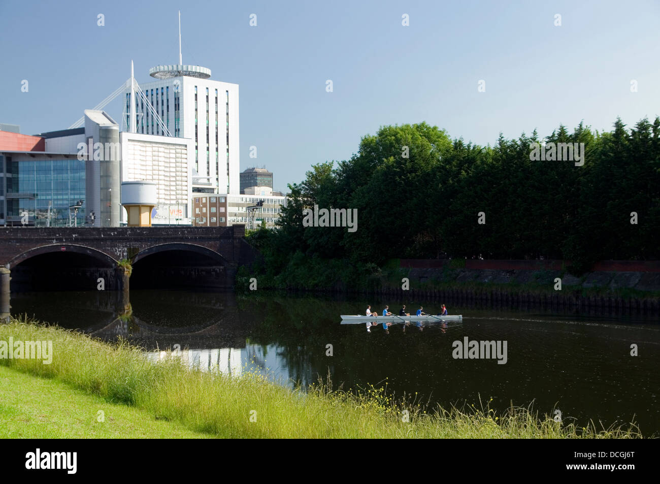 Rudern, Boot und Besatzung am Fluss Taff, Cardiff, Wales, UK. Stockfoto