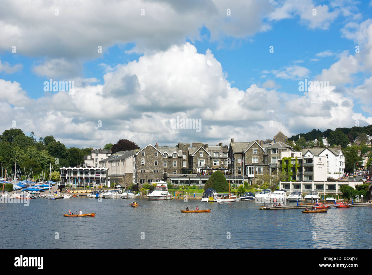 Schlauchboote in Bowness Bay, Lake District National Park, Cumbria, England UK Stockfoto