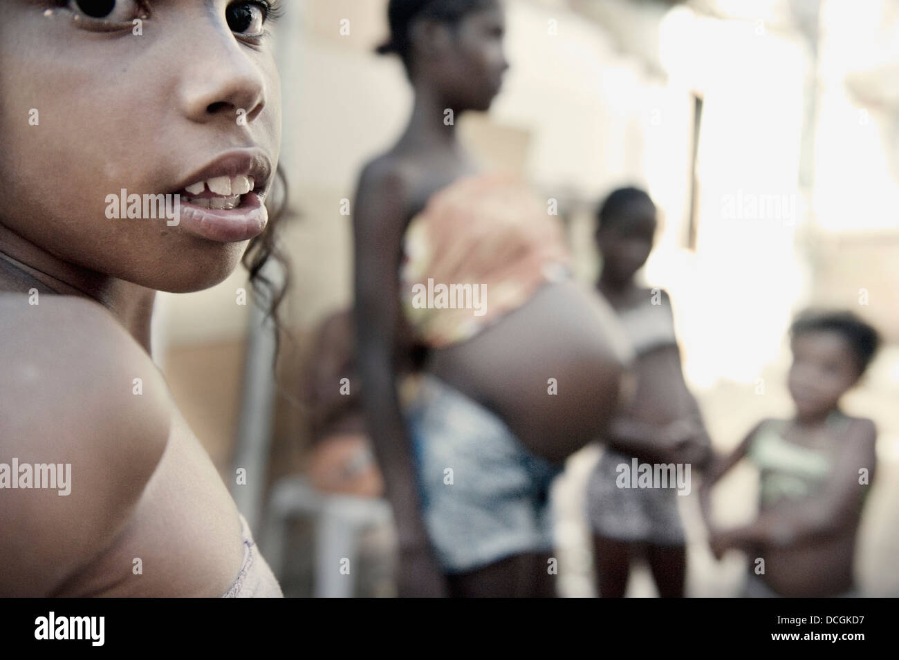 Kind mit schwangeren Frau im Hintergrund, Bahia, Brasilien Stockfoto