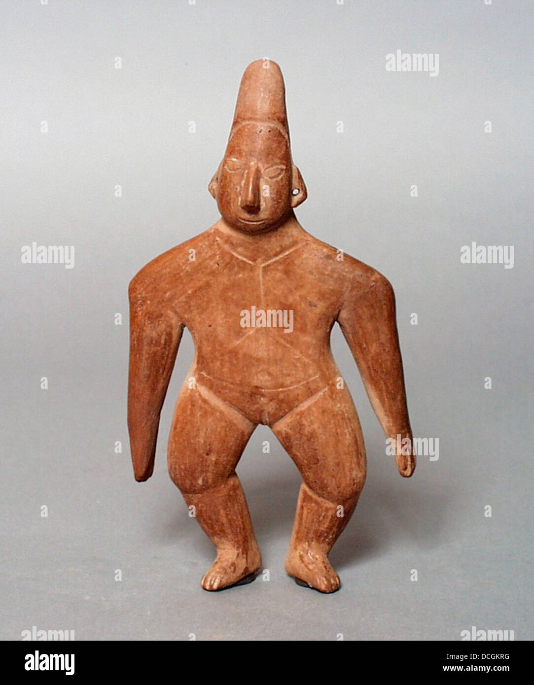 Diese stehende Figur, Teil der LACMA-Kollektion, ist eine Bronzeskulptur, die die Eleganz und Raffinesse der alten künstlerischen Traditionen widerspiegelt und komplexe Handwerkskunst im klassischen Design zeigt. Stockfoto