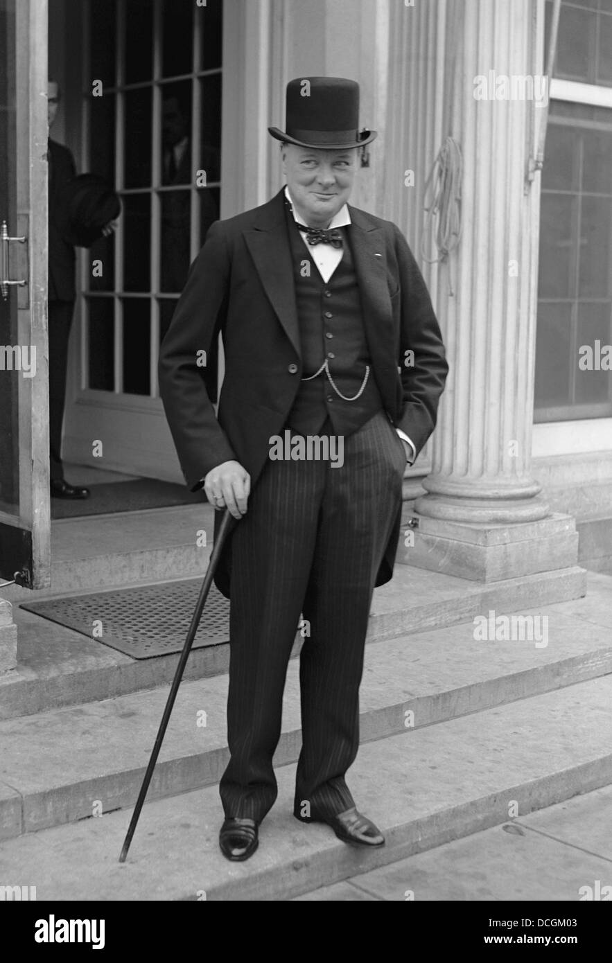 Digital restaurierte Oldtimer englische Geschichte Foto von Winston Churchill tragen Hut und Tails, 1929. Stockfoto