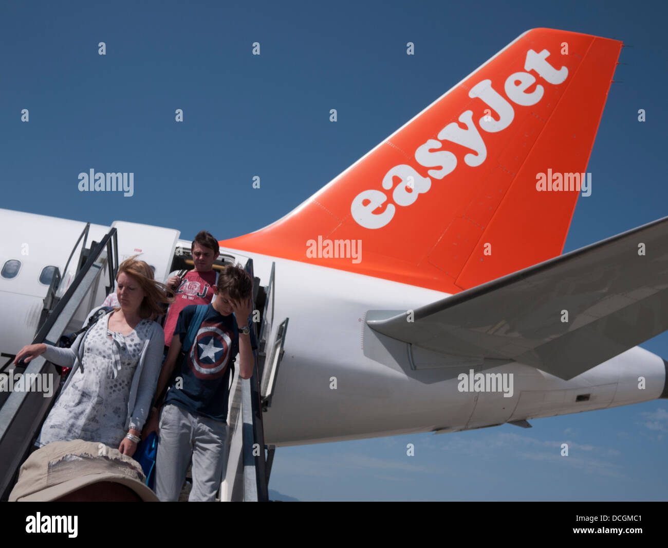 Ausschiffung Easyjet hinunter Flugzeug Genf Flughafen Passagiere machen es Weg Treppe auf Asphalt Stockfoto