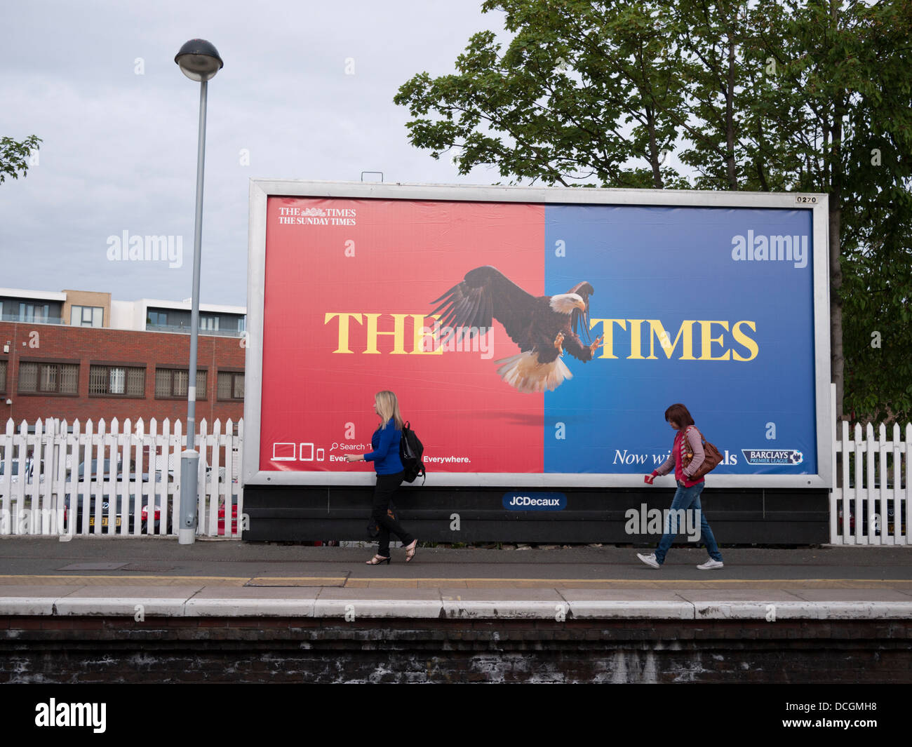 UK Qualitätszeitung der Zeitung The Times Anzeige auf Plakatwand Horten London UK Stockfoto