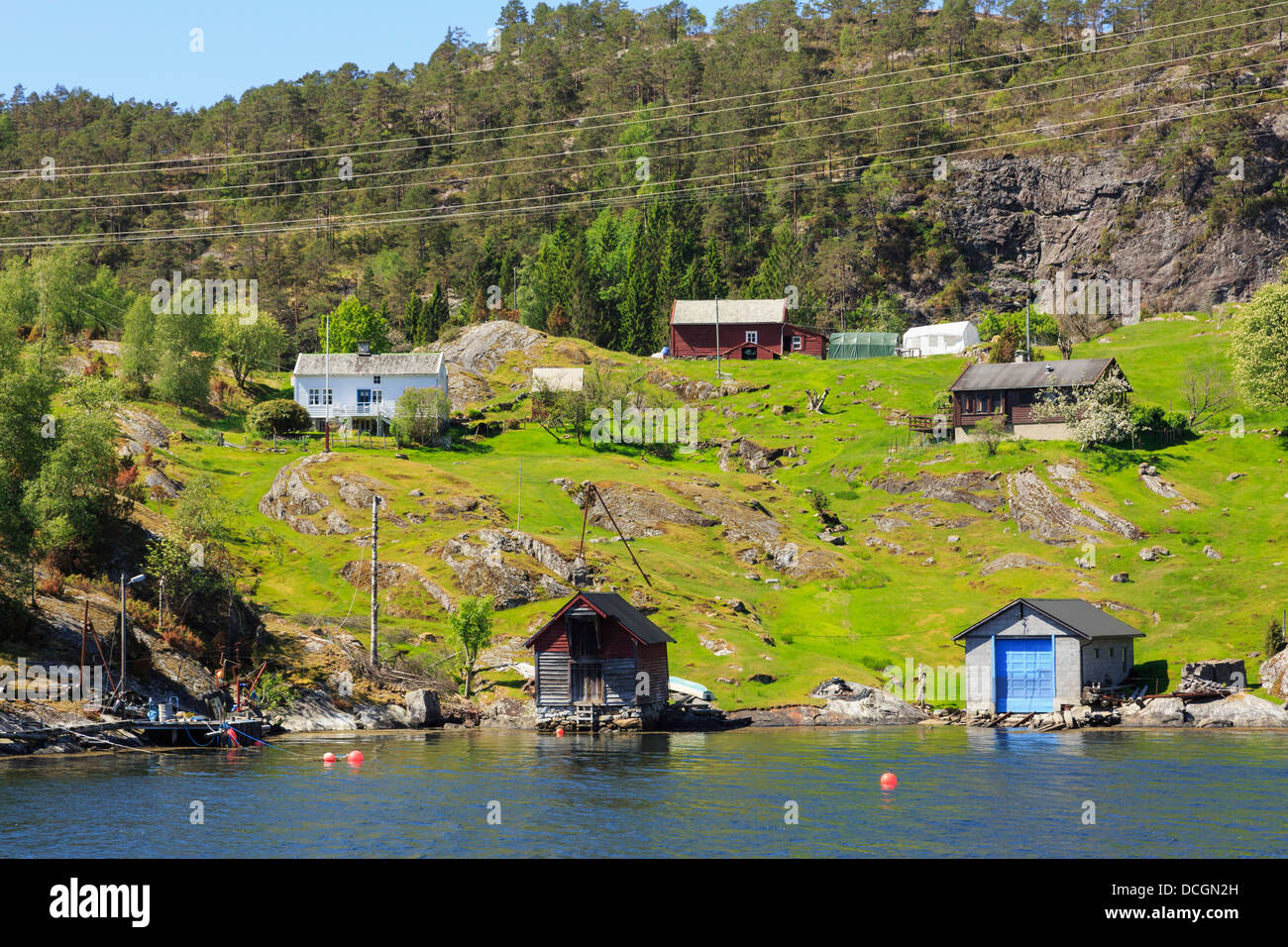 Sommer-Ferienhäuser, Fischerei-Kabine und Bootshaus am norwegischen Fjord Osterfjorden, Nordhordland, Hordaland, Norwegen Stockfoto