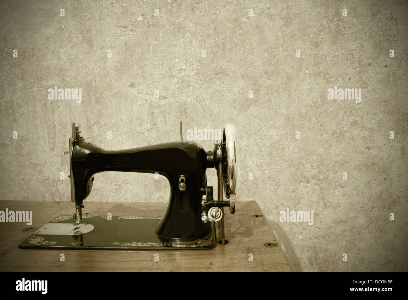 eine sehr alte Nähmaschine auf weißem Hintergrund Stockfoto