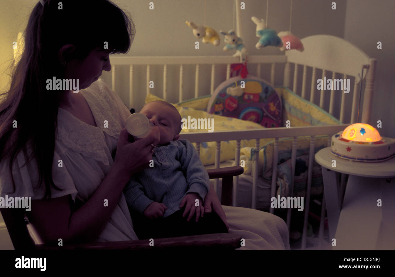 Mutter mit Baby Nacht Flasche füttern Stockfoto