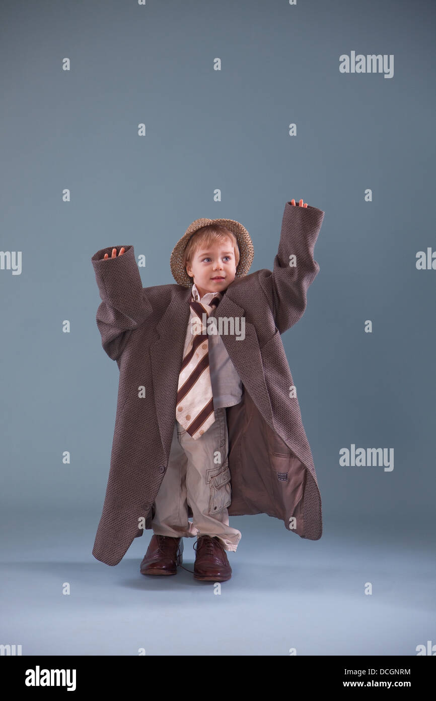 Kleinkind mit übergroßen Kleidung; Jordan, Ontario, Kanada Stockfoto