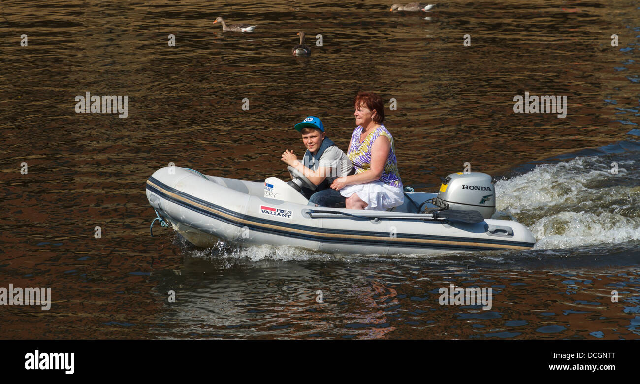 Mutter und Sohn nehmen eine Bootsfahrt auf dem Fluss Ouse, York City, Yorkshire, England Stockfoto