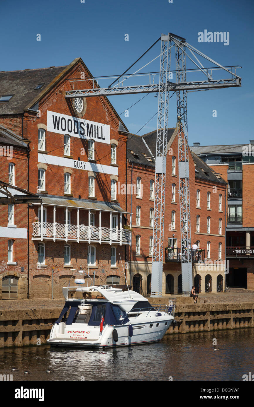 Woodsmill Kai Gebäude mit Kran auf dem Fluss Ouse, York City, Yorkshire, England Stockfoto