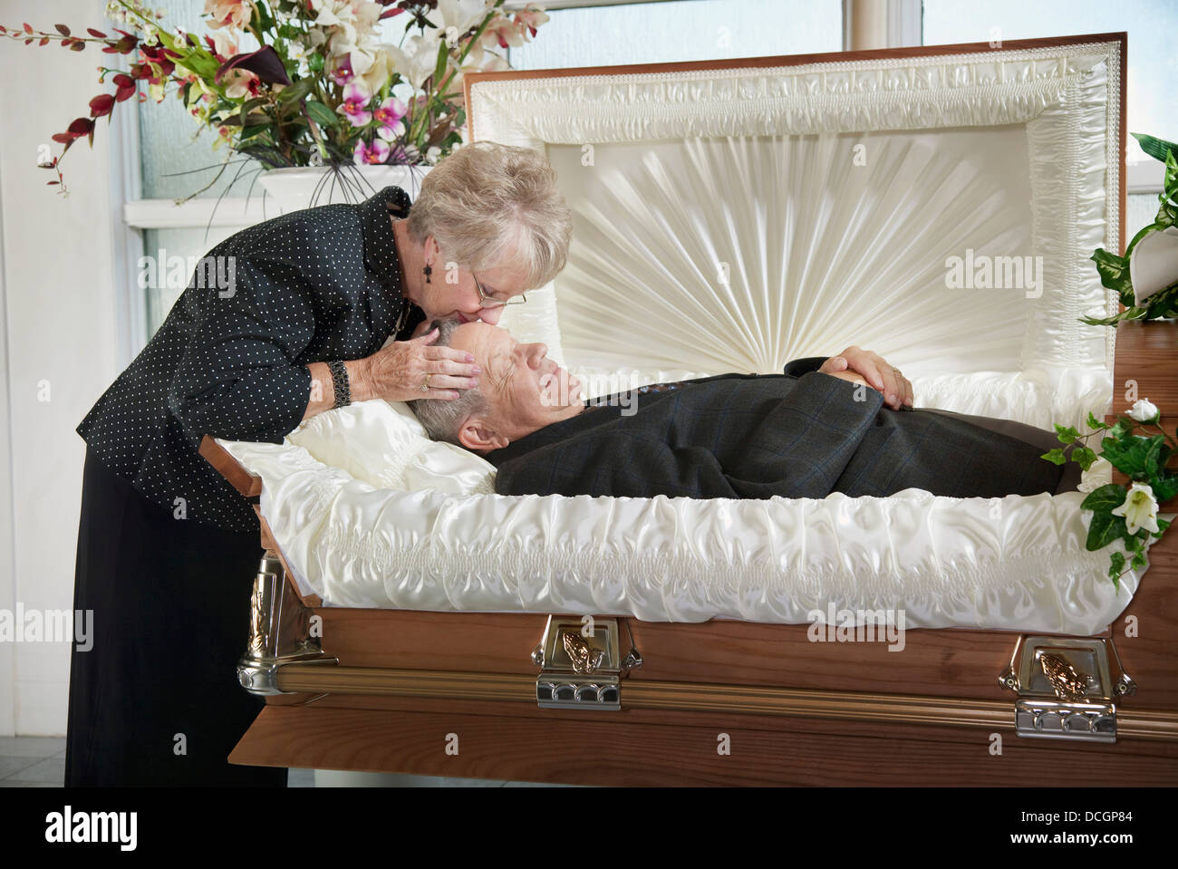 Eine Frau küsst den Kopf des toten Mannes Stockfoto