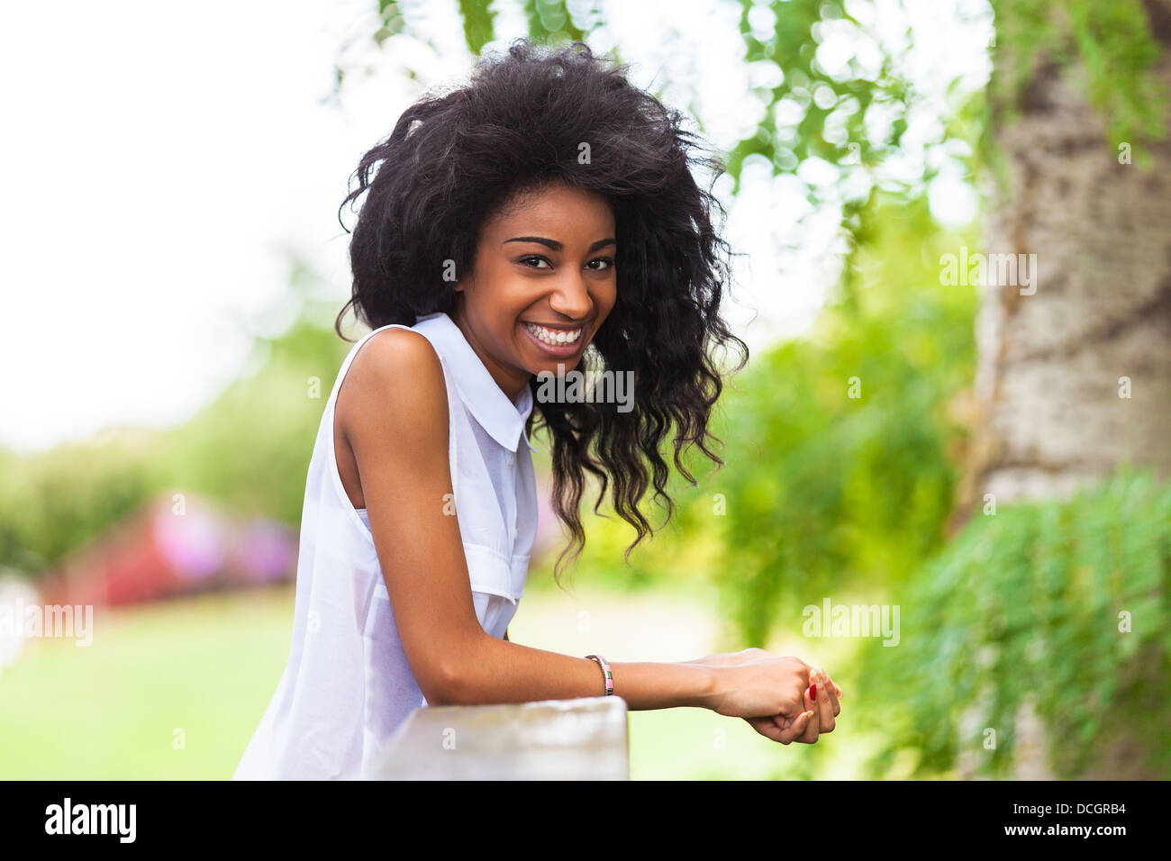 Outdoor-Porträt eines lächelnden schwarzen Mädchens - afrikanische Bevölkerung Stockfoto