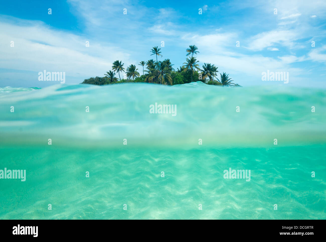 Tropische Insel im Ozean Stockfoto