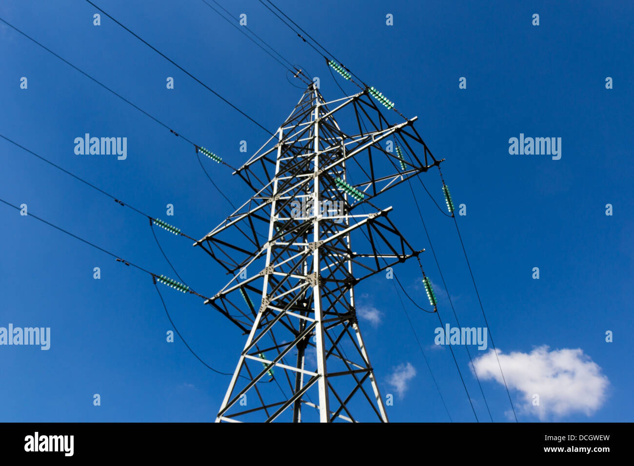 Horizontales Bild der Hochspannung Turm mit blauem Himmelshintergrund Stockfoto