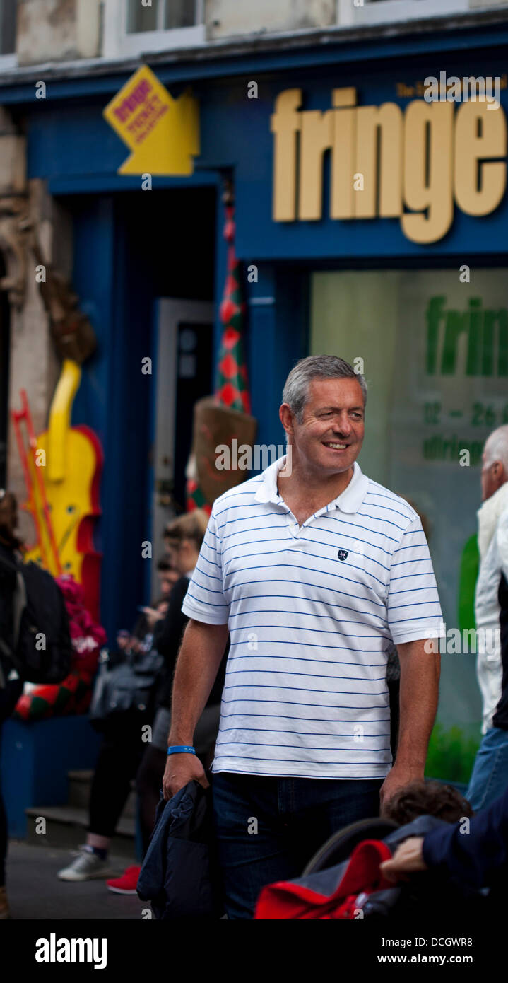 Edinburgh, Schottland 17. August 2013 Gavin Hastings ehemaligen Schottland International Rugby-Spieler genießen die Unterhaltung auf der Royal Mile Stockfoto