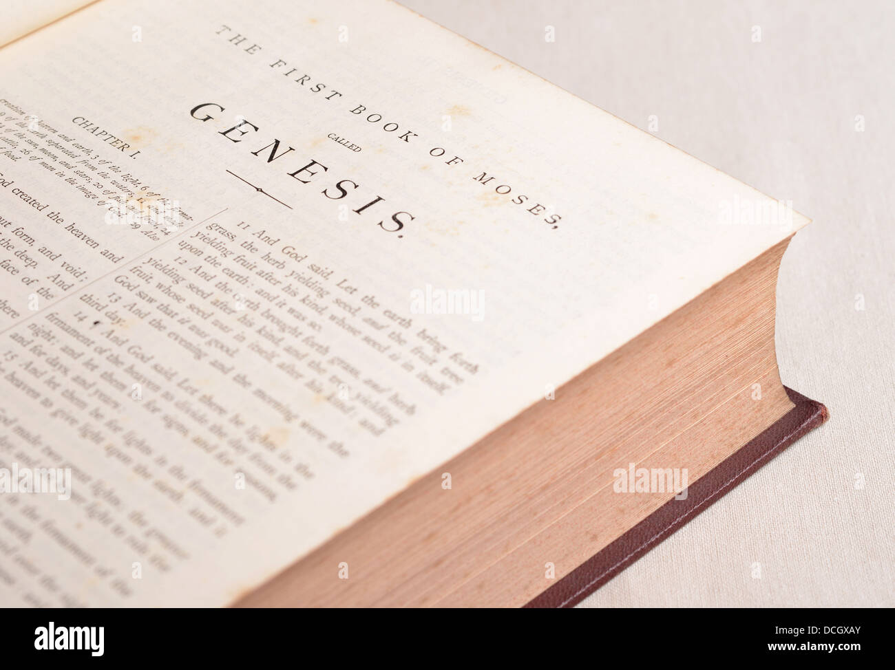 Seite offen über die Genesis der Bibel. Das erste Buch des alten Testaments Stockfoto