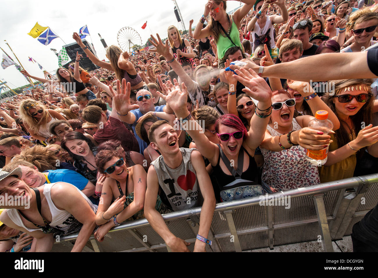 Musik-Fans auf der Hauptbühne beim T In The Park Festival in Balado am 8. Juli 2013 in Kinross Stockfoto