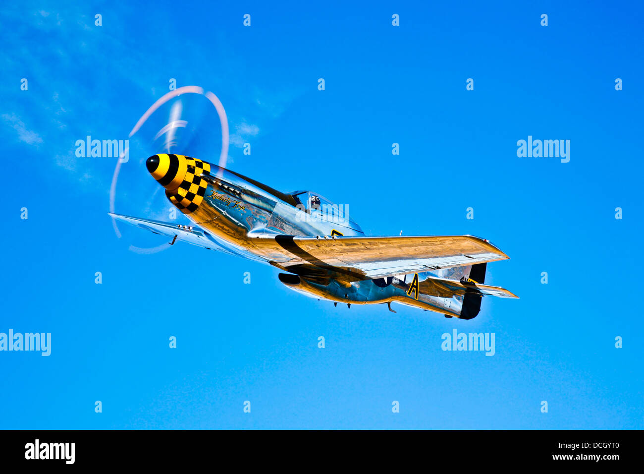 Eine North American P - 51D Mustang im Flug in der Nähe von Chino, Kalifornien. Stockfoto