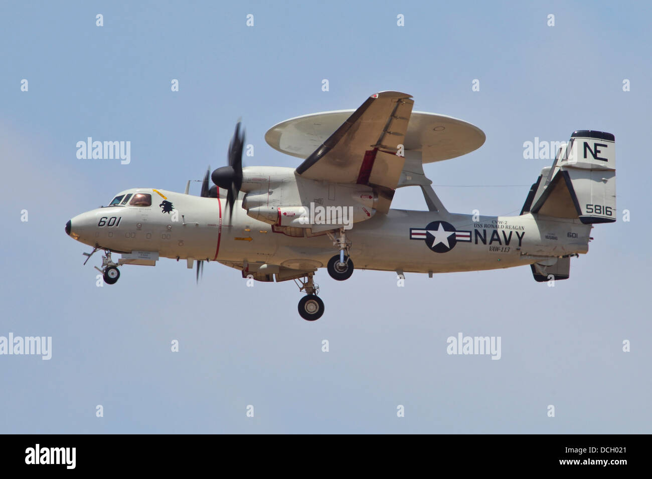 Ein E-2D Advanced Hawkeye der US Navy im Flug über der pazifischen Küste von Kalifornien. Stockfoto