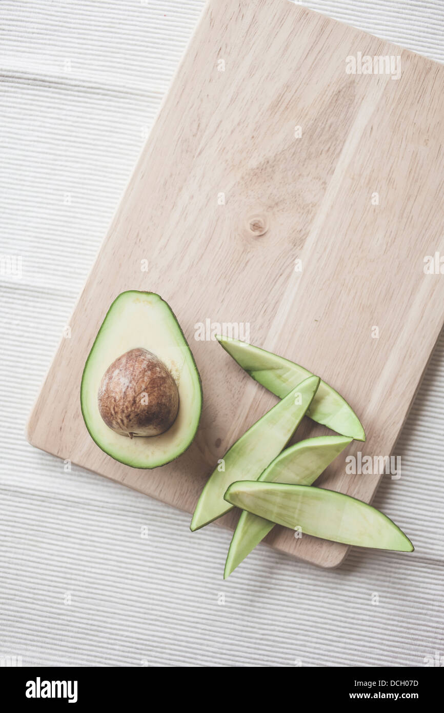Avocado halbieren, mit Stein Stockfoto