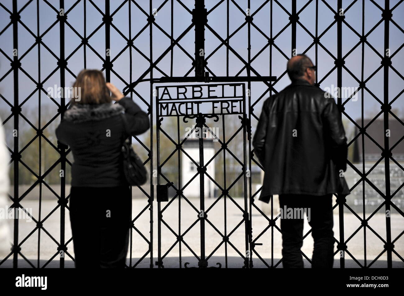 (ARCHIV) Eine Archivfoto vom 19. April 2008 zeigt Besuchern fotografieren vor dem Eingangstor mit der Aufschrift "Arbeit Macht Frei" ("Arbeit setzt frei") in das ehemalige Konzentrationslager in Dachau bei München, Deutschland. Dachau war eines der ersten Konzentrationslager Aufbau durch die Nationalsozialisten in Deutschland. Die ersten Häftlinge kamen hier am 22. März 1933 bereits, nur wenige Wochen nach Hitlers Aufkommen an die macht. Das Lager wurde zum Vorbild für viele Konzentrationslager, die später gegründet wurden. Foto: PETER KNEFFEL Stockfoto