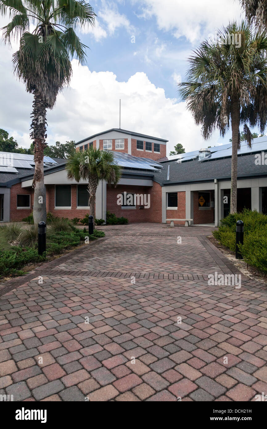Sonnenkollektoren auf dem Dach des Ortsverbandes Alachua County Bibliothek Millhopper in Gainesville, Florida. Stockfoto