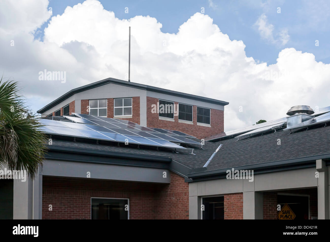 Sonnenkollektoren auf dem Dach des Ortsverbandes Alachua County Bibliothek Millhopper in Gainesville, Florida. Stockfoto