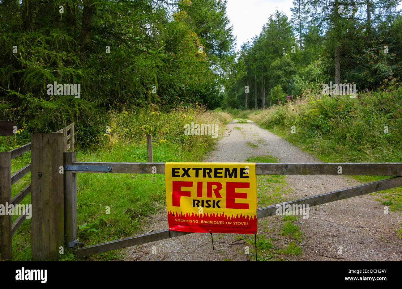 Eingang zu einer Spur in Mischwald mit einer Mitteilung Warnung extreme Brandgefahr durch heiße, trockene Wetter Stockfoto