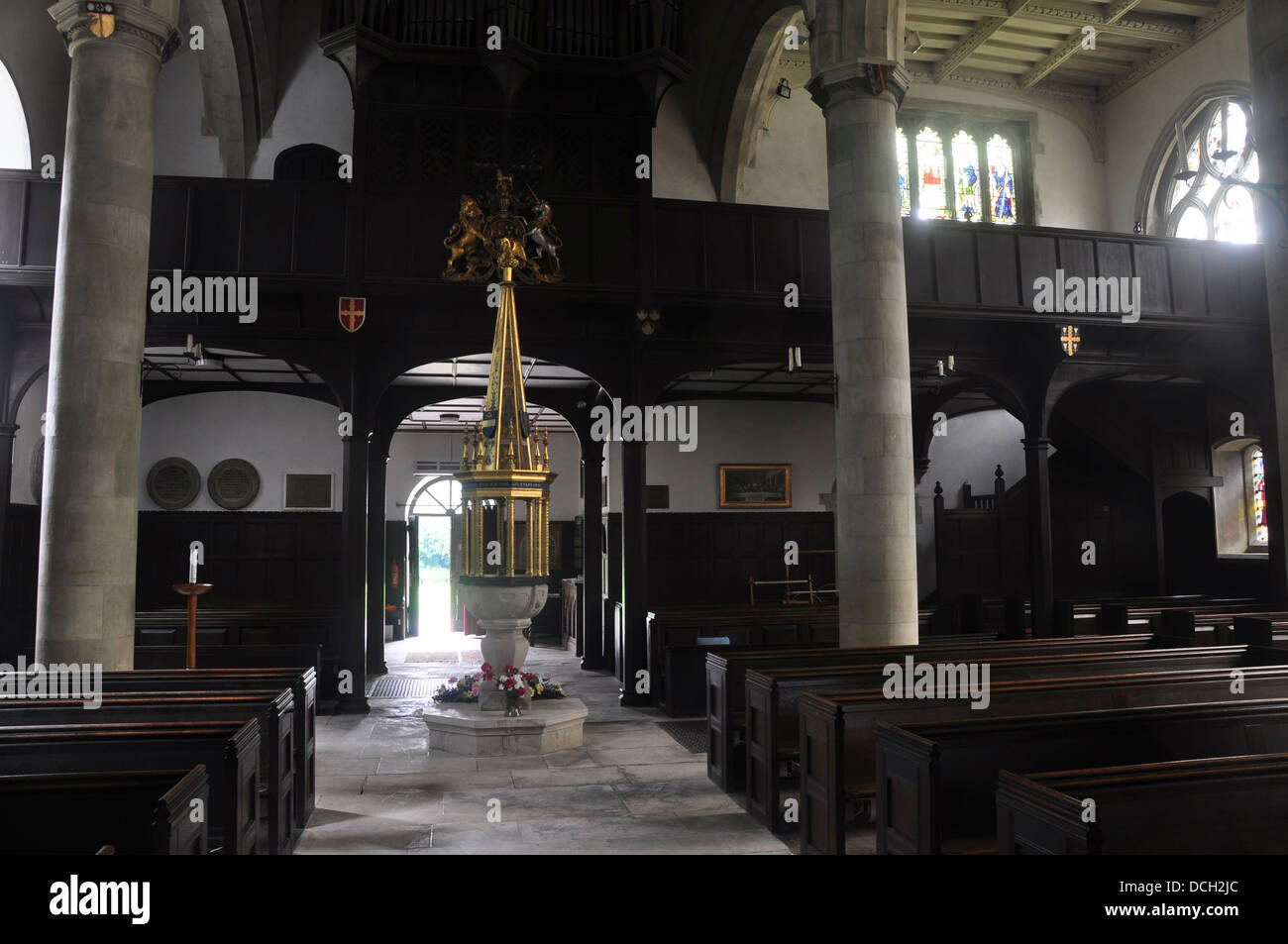 Ein Blick auf die Schriftart und das Innere der Kirche am Wimborne St.Giles UK Stockfoto