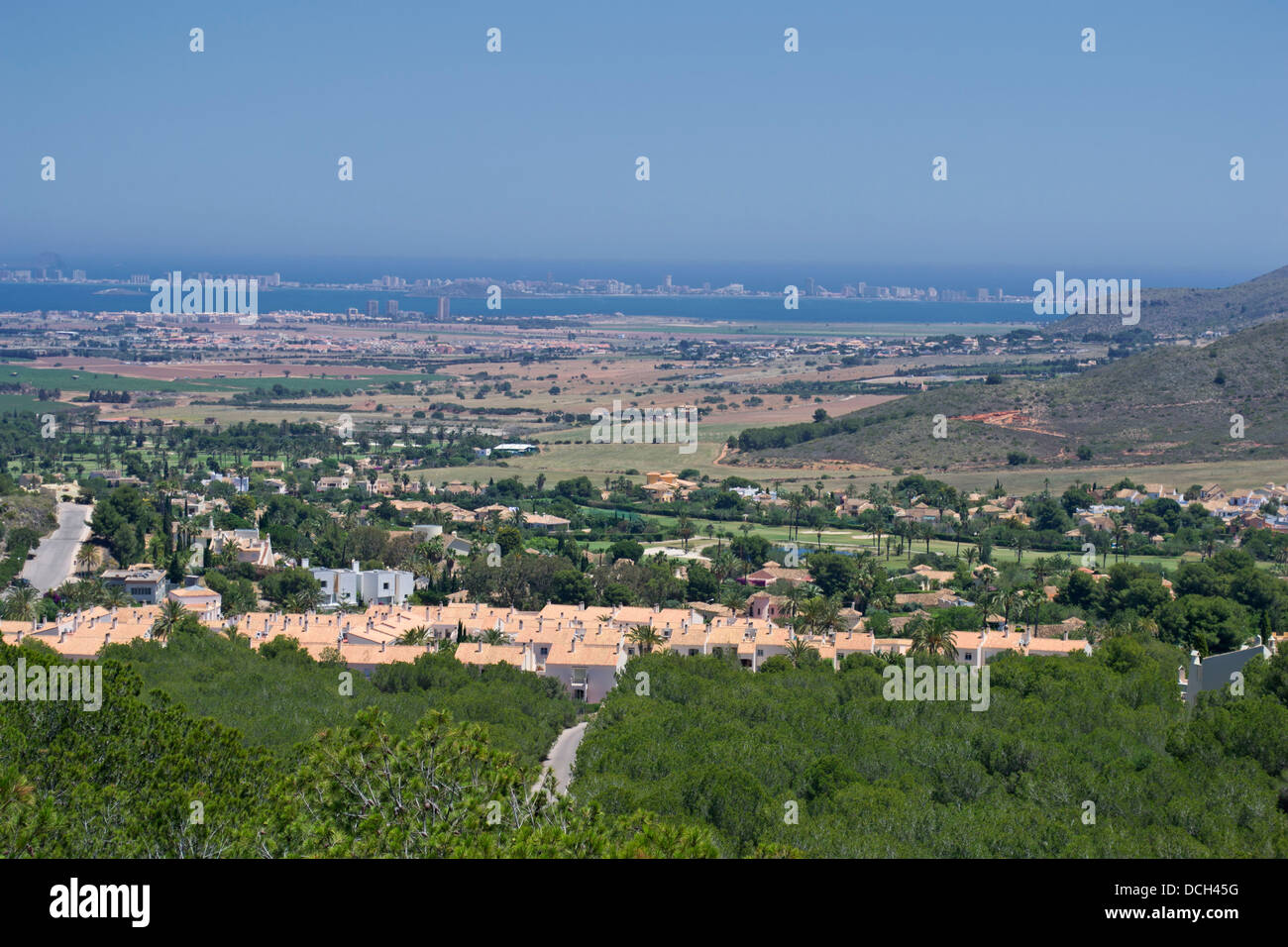 Blick auf La Manga Club Resort mit La Manga Streifen in der Ferne, Region Murcia, Costa Calida, Spanien Stockfoto