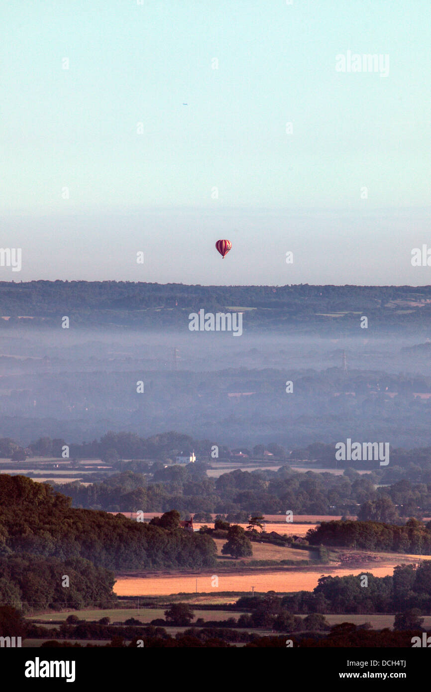 Heißluftballon über Sussex Weald auf einem Misty Sommer morgen Stockfoto