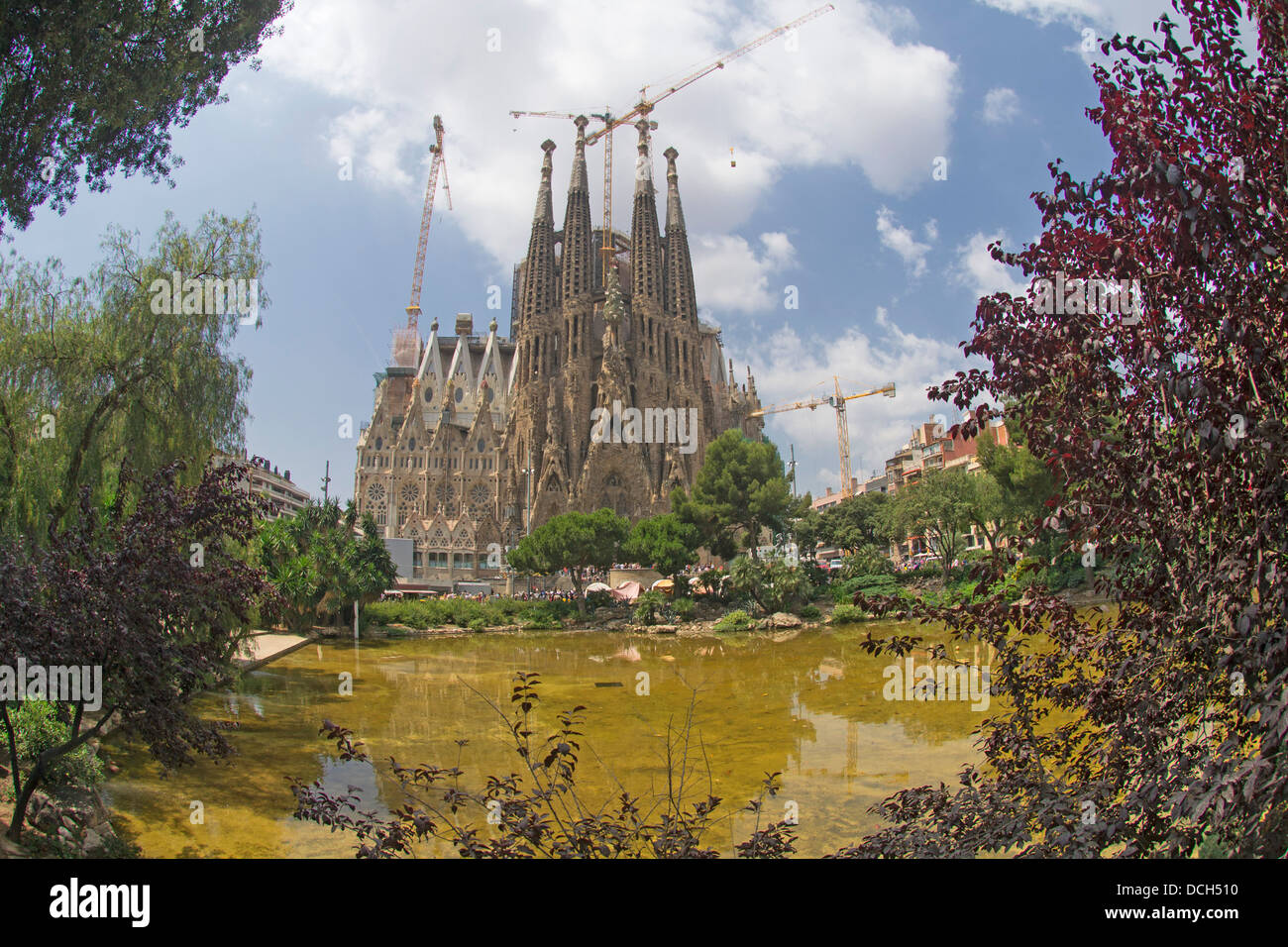 Fisheye Blick auf die Fassade der Geburt Christi, Sagrada Família, Barcelona, Katalonien, Spanien Stockfoto