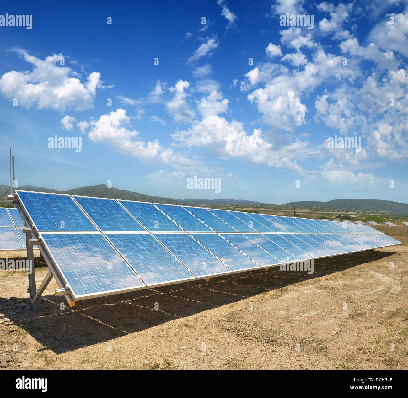 Sonnenkollektoren auf dem hügeligen Gelände Stockfoto