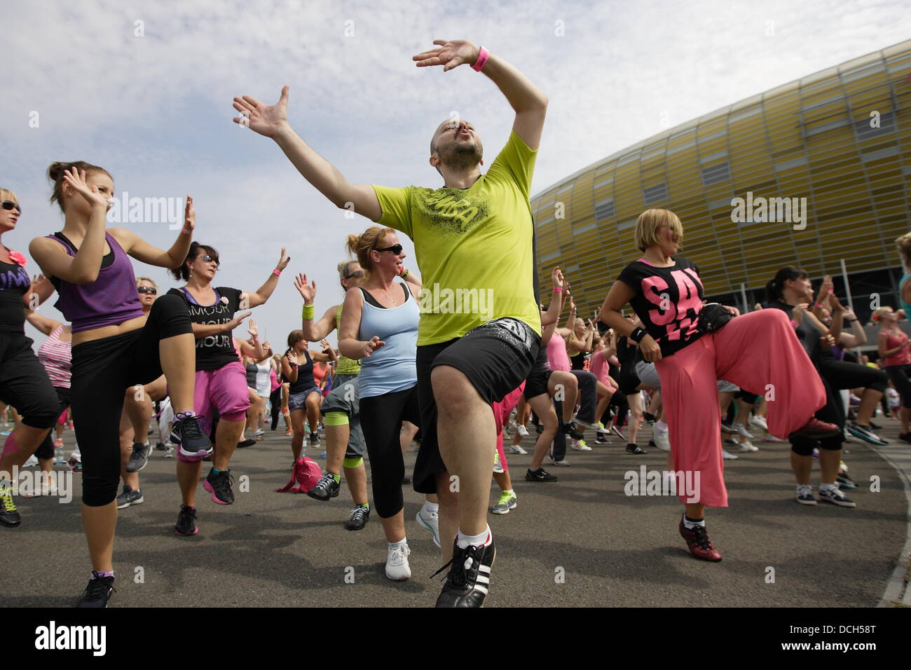 Danzig, Polen 18. August 2013 Zumba Maraton in Danzig vor PGE Arena Stadion. Über 540 Menschen tanzen Zumba um den Weltrekord zu schlagen Stockfoto