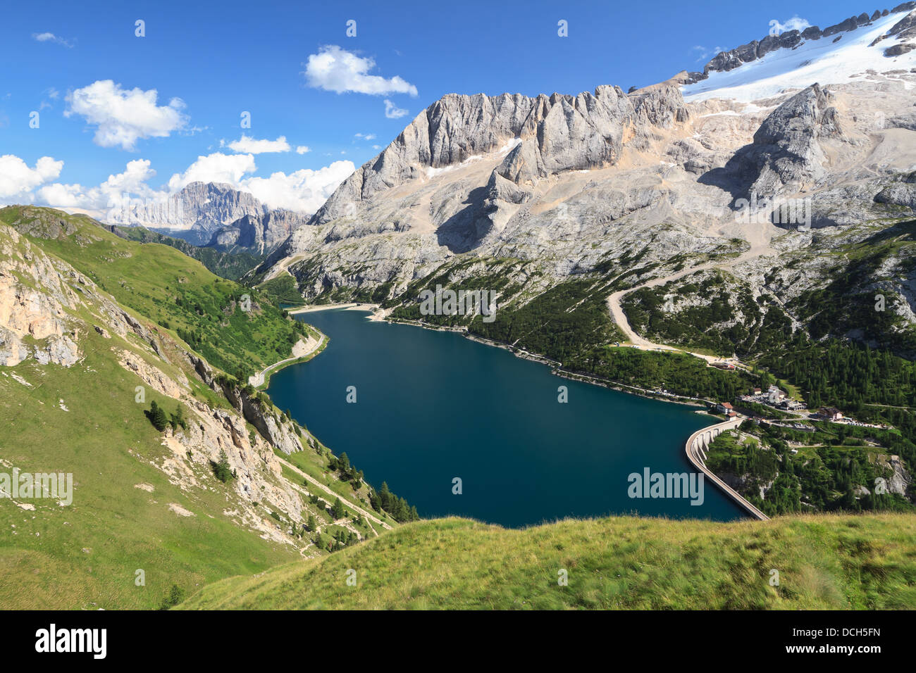 Sommer Blick auf Mount Marmolada, Fedaia See, Trentino, Italien Stockfoto