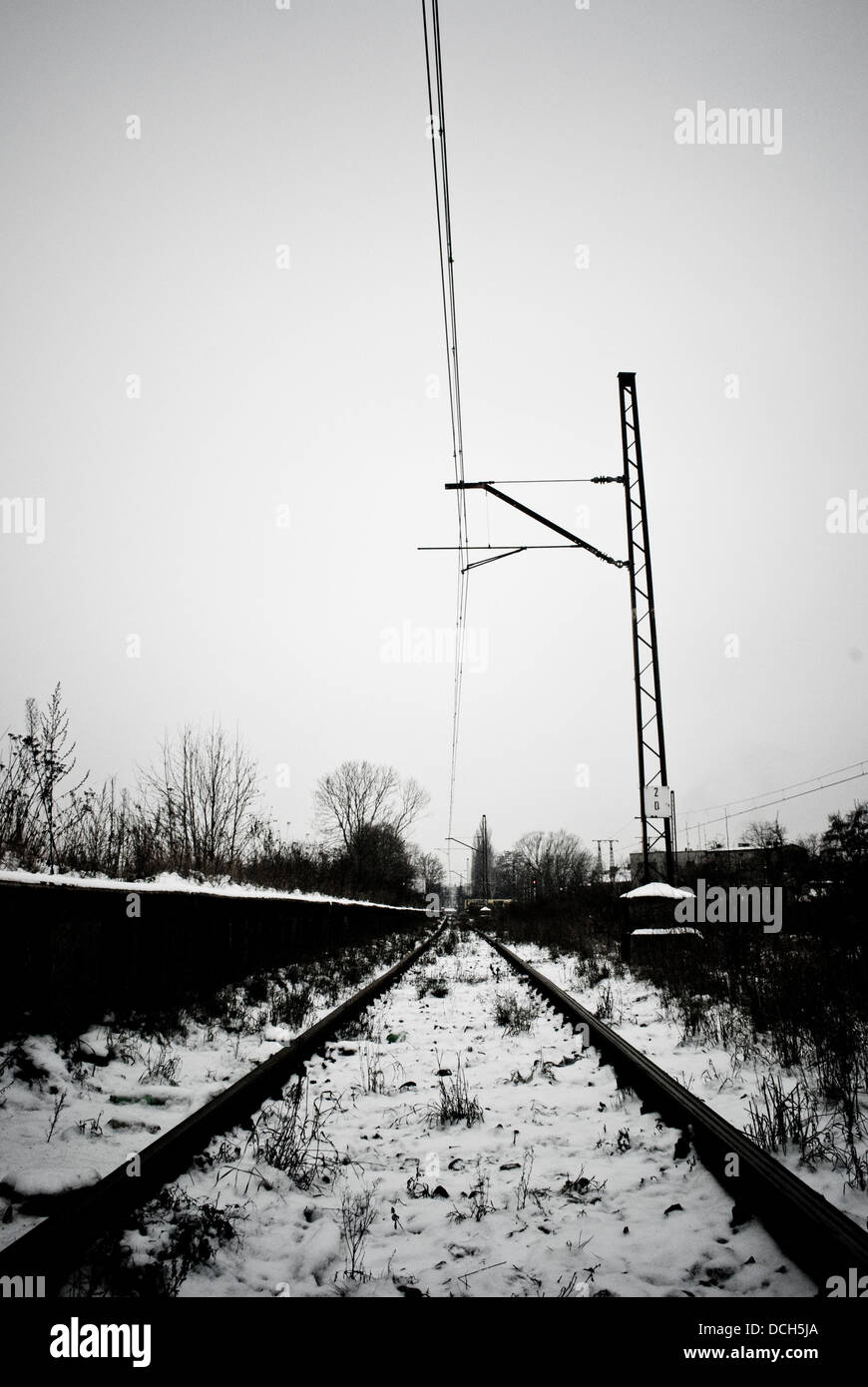 Eisenbahnschienen oder Bahnhof unter Schnee im winter Stockfoto