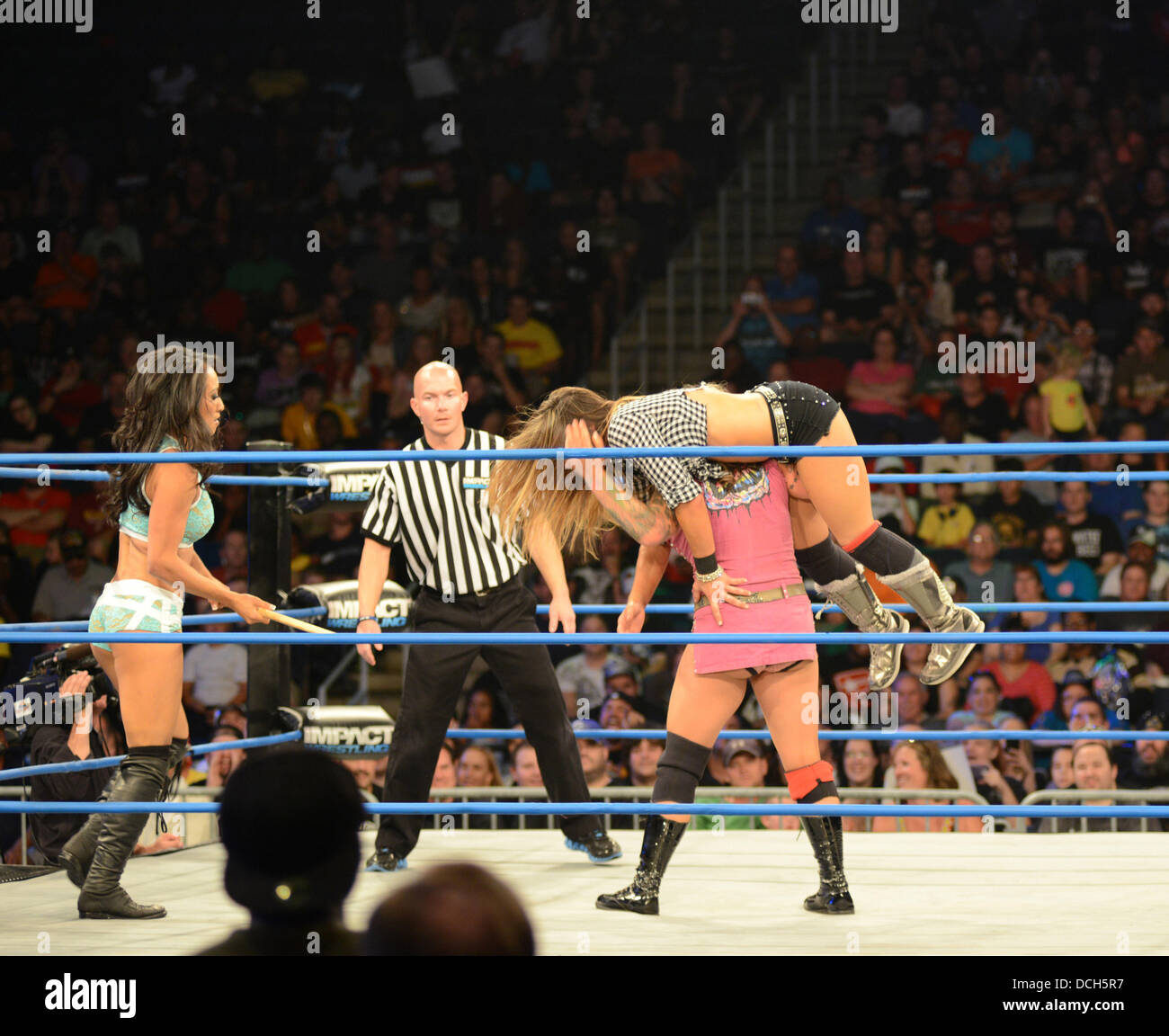 15. August 2013 - Norfolk, Virginia, USA - GAIL KIM Vs MICKIE JAMES gegen  ODB als TNA Wrestling Hardcore Justice samt Stuhl, Tisch und Stahl-Käfig-Spiele  bringt das konstante Center an der Old