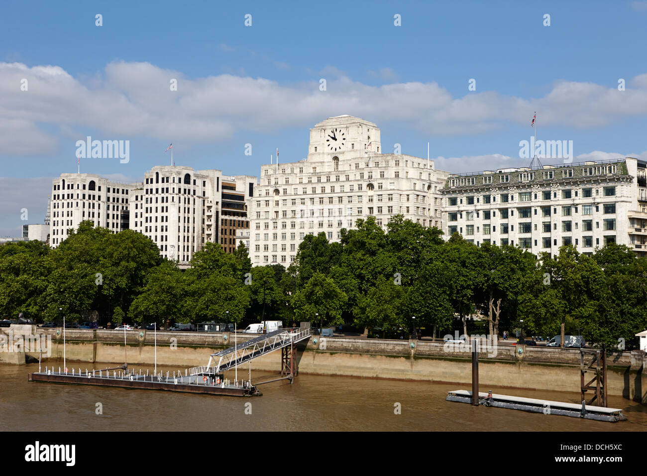 Das Adelphi Shell Mex-Haus und dem Savoy Hotel Victoria Embankment London England UK Stockfoto