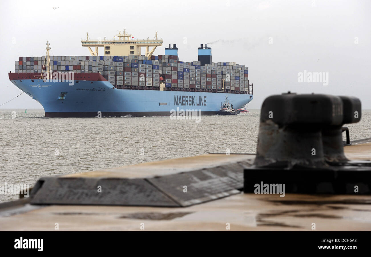 Bremerhaven, Deutschland. 18. August 2013. Die weltweit größte Containerschiff Mærsk Mc-Kinney Møller kommt am Container-terminal während seiner Jungfernfahrt in Bremerhaven. Das Schiff wurde in Südkorea, 400 m in der Länge misst gebaut und 18.000 Container tragen kann. Foto: INGO WAGNER/Dpa/Alamy Live News Stockfoto