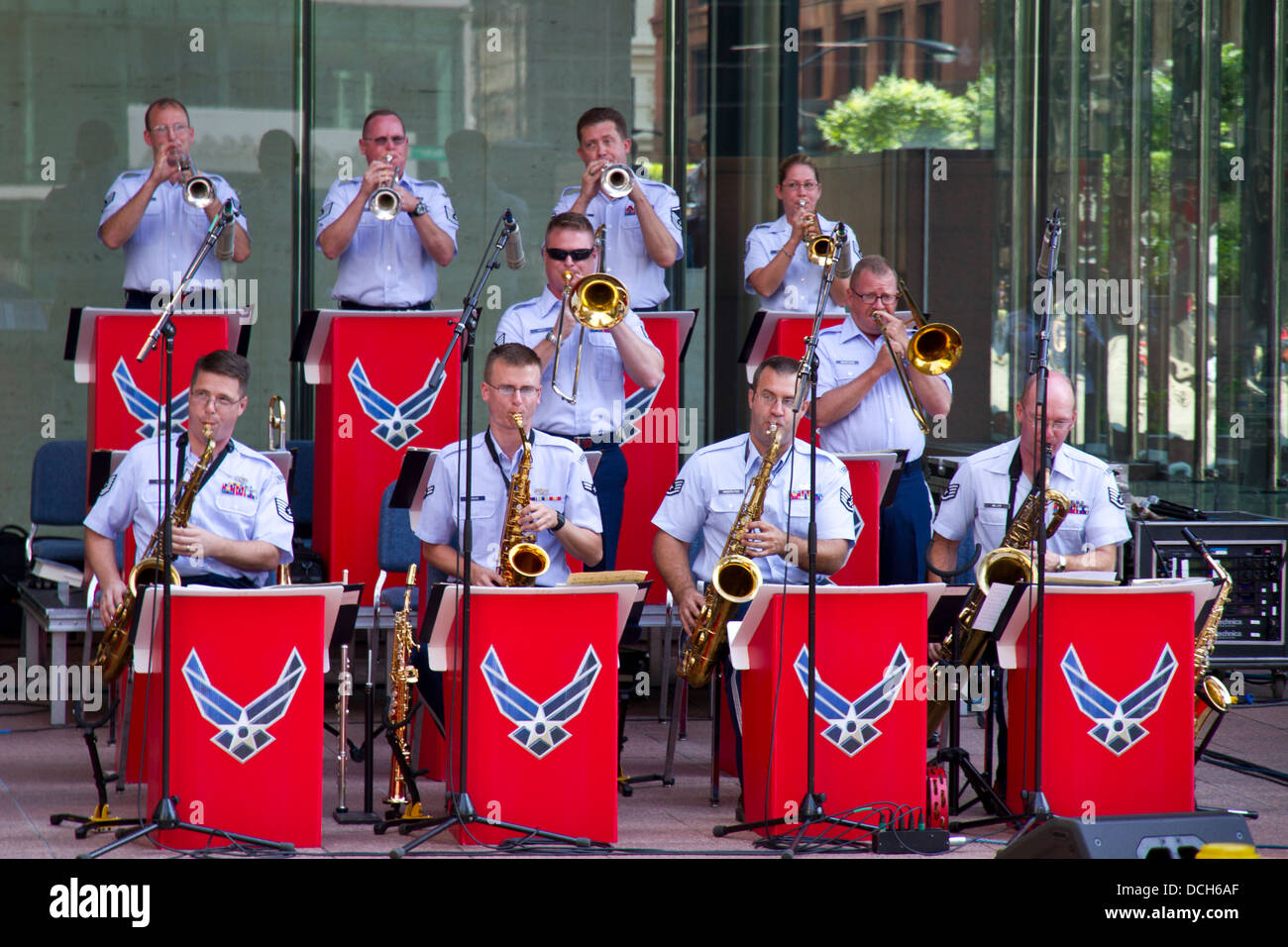 Die US Air Force "Band des Mid-America" spielen auf einer Straße in Chicago, Illinois, USA Stockfoto