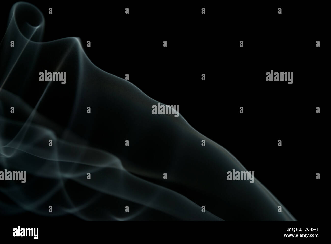 Sensible Weihrauch Rauch Form auf schwarzem Hintergrund Stockfoto