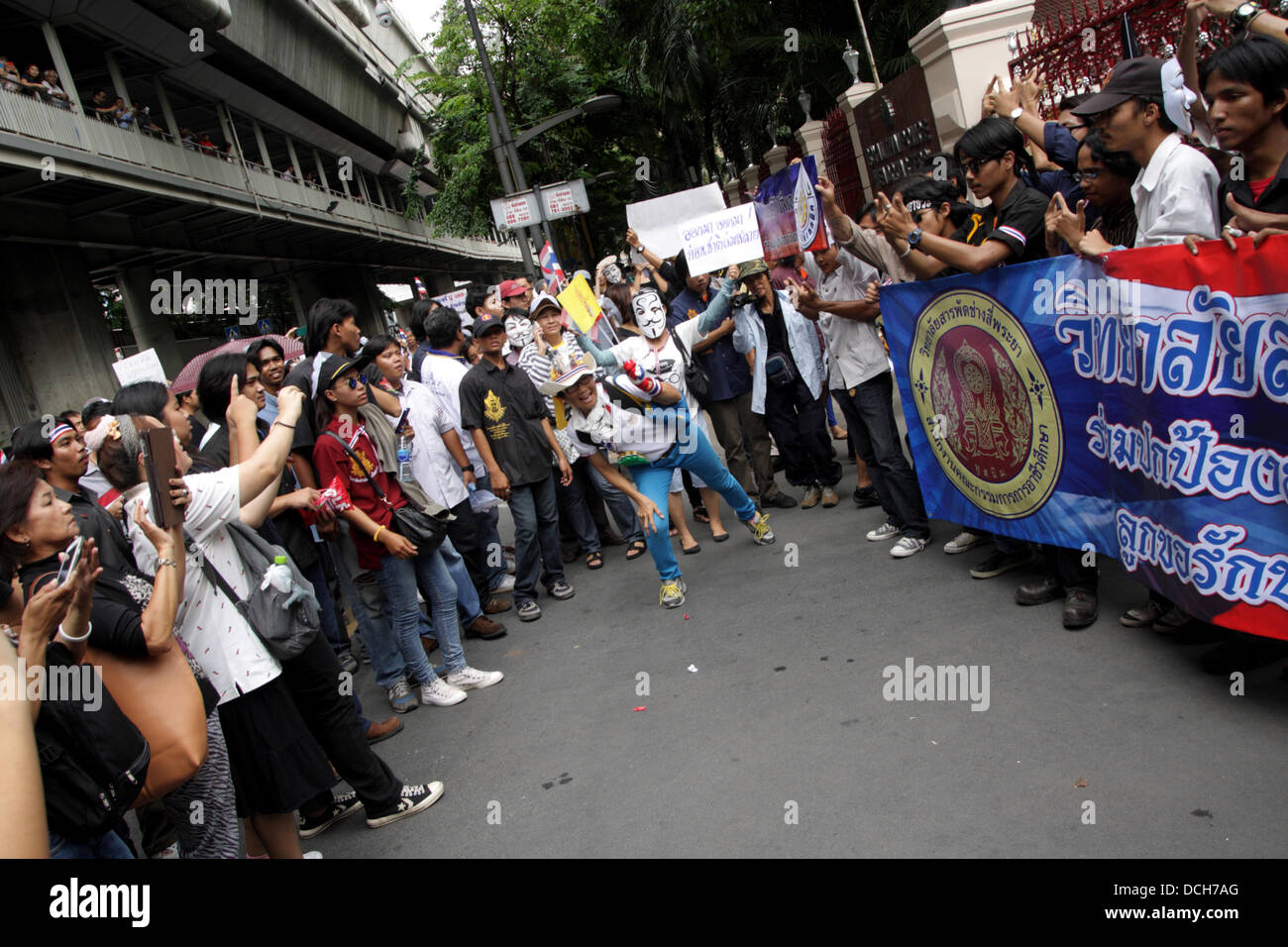 18. august 2013. Bangkok, Thailand. Anti-Regierungs-Demonstranten während einer Demonstration nationale thailändische Polizei-Hauptquartier in der Nähe. Demonstranten mit 'Guy Fawkes' Maske weiter Rallye in einem Einkaufsviertel im Zentrum von Bangkok. Die Demonstranten versammelten sich zu einer Kundgebung gegen ehemaligen premier Thaksin Shinawatra und Amnestie für politische Gewalt. Stockfoto