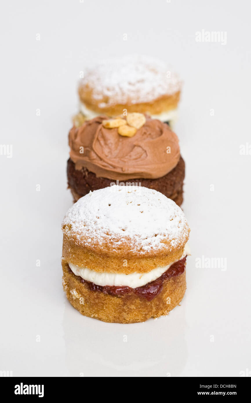 Hausgemachte Mini Victoria sandwich Kuchen auf einem weißen Hintergrund. Stockfoto