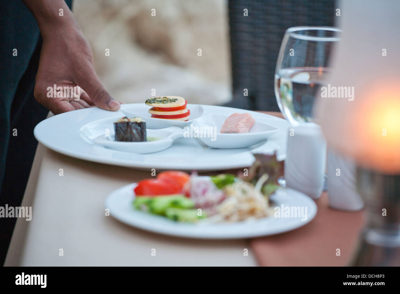 Kellner Vorspeisen in einem ägyptischen Hotel liefern. Stockfoto