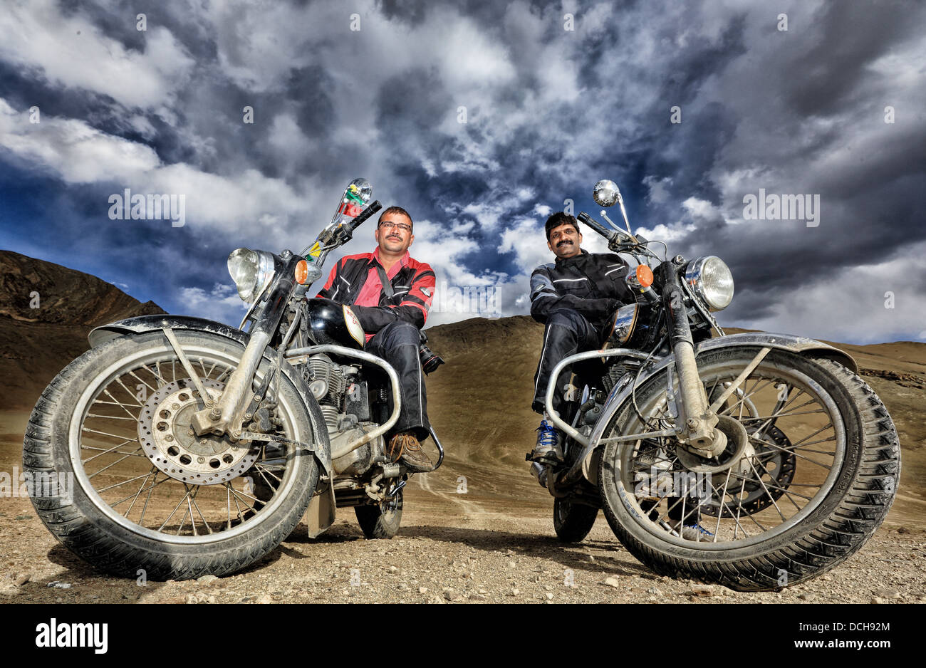 Biker... Dieses Bild ist in Ladakh aufgenommen.  Biker auf 500 cc Royal Enfield Bullet Foto stammt mit ultra-Weitwinkel-Objektiv Stockfoto