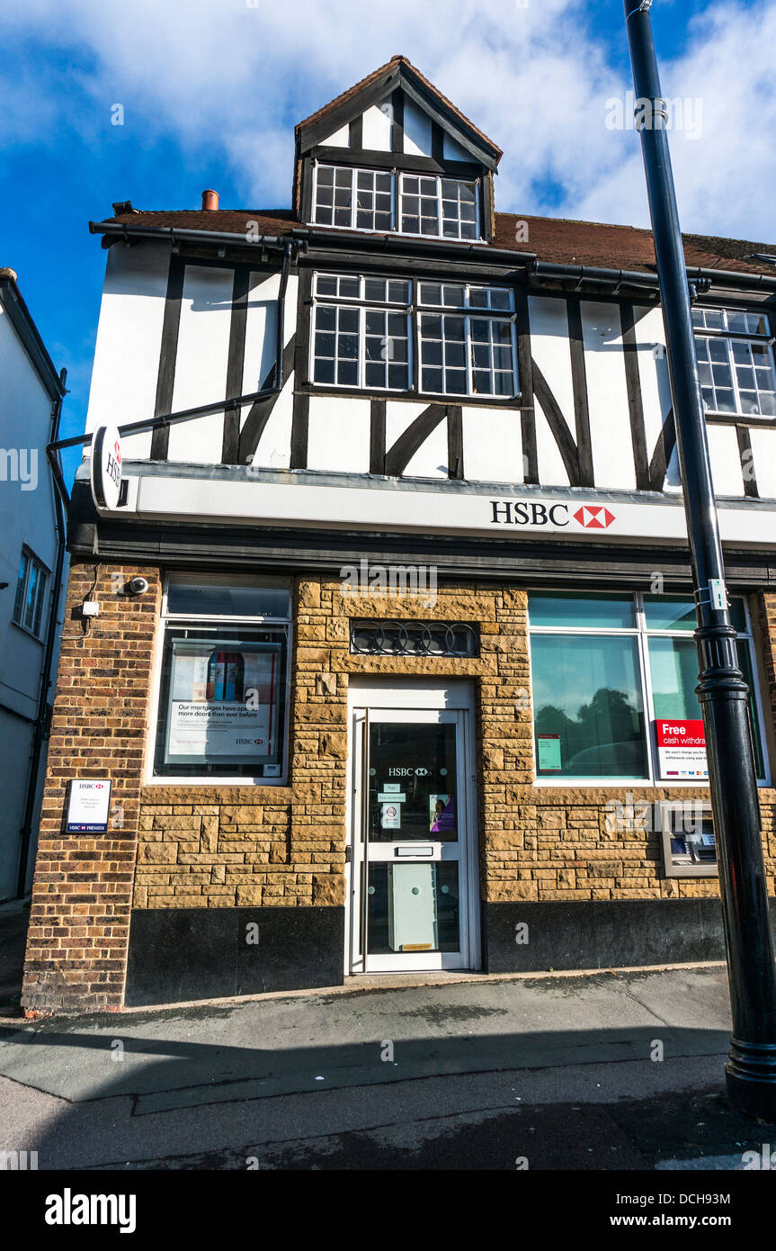 Die außerhalb der lokalen Niederlassung der Haushalt Name, HSBC, auf Banstead Dorf High Street, Surrey, England, UK. Stockfoto