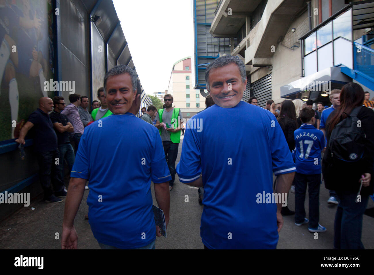 London UK, 18. August 2013. Chelsea-Fans mit Masken von Manager Jose Mourinho.Chelsea Fußball-Fans Willkommen zurück Jose Mourinho, wie die special One übernimmt dabei sein erstes Spiel als Chelsea-Trainer in der englischen premier League gegen Hull FC an der Stamford Bridge Credit: Amer Ghazzal/Alamy Live-Nachrichten Stockfoto