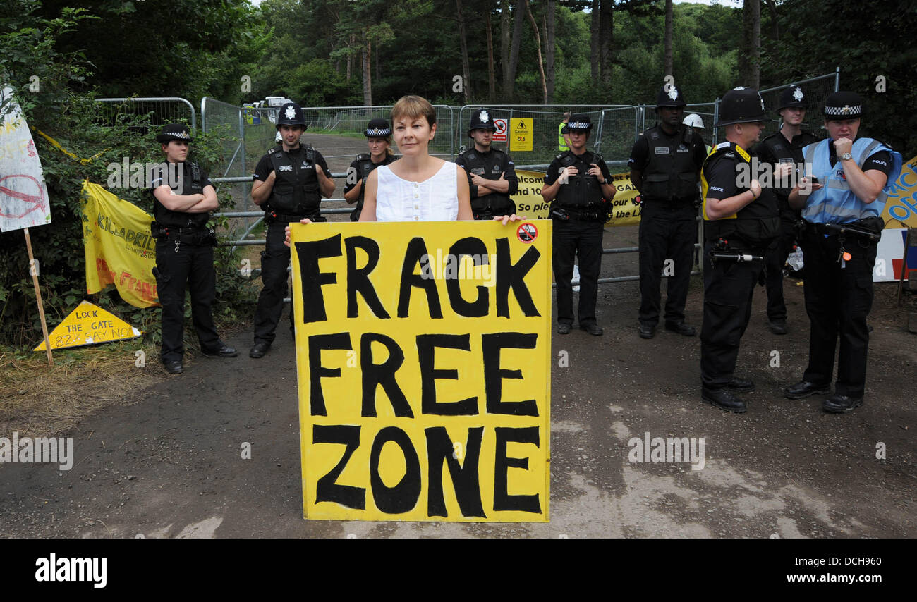 CAROLINE LUCAS an BALCOMBE FRACKING protestieren. Balcombe, West Sussex, UK. 18. August 2013. Grün MP für Brighton Pavillon Caroline Lucas schlossen sich Tausende Demonstranten auf Balcombe in West Sussex heute konvergente bis März gegen die Cuadrilla fracking Website in das Dorf Protest und. Foto: Simon Dack/Alamy leben Nachrichten Stockfoto