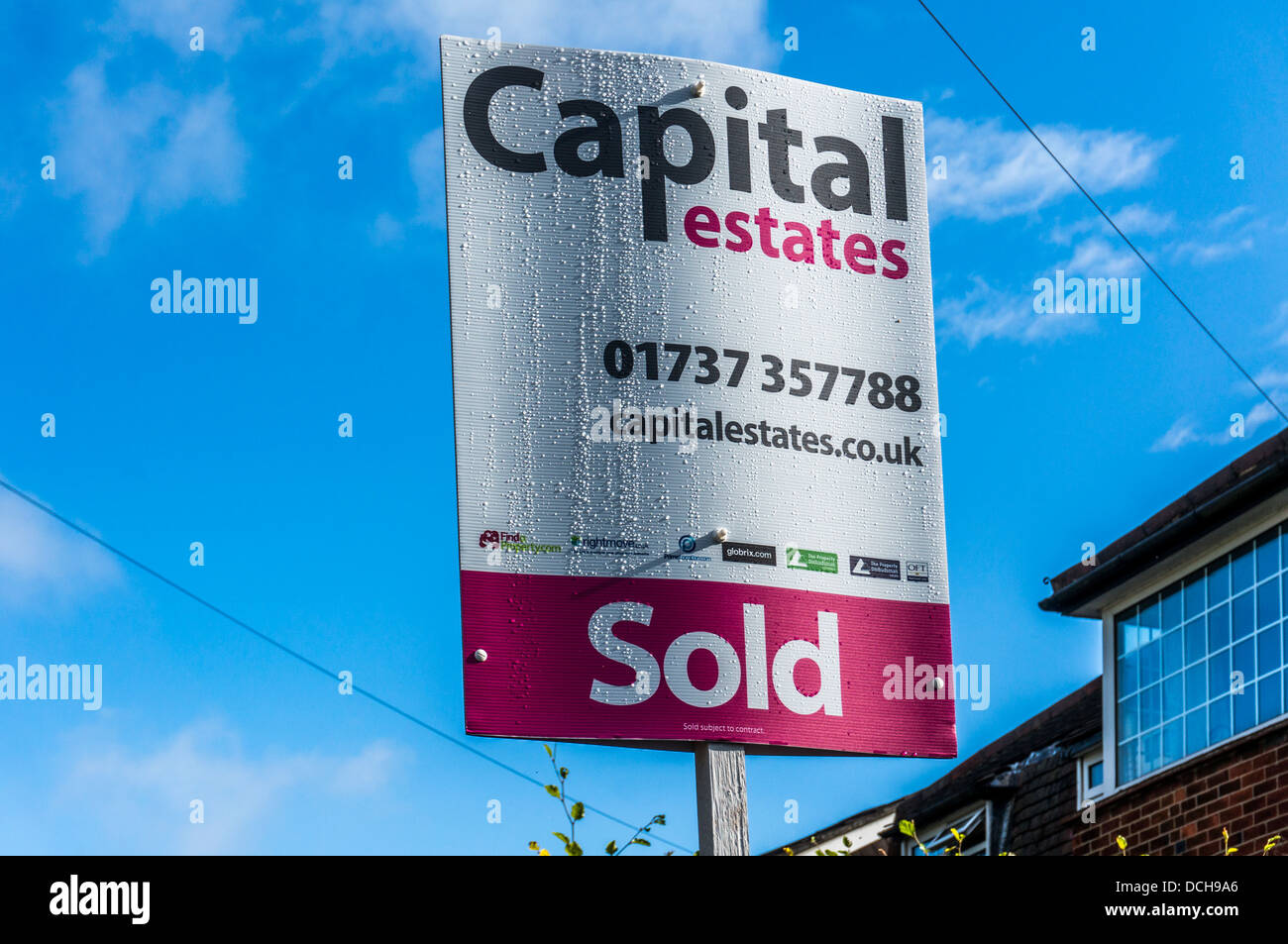 Eine Immobilie verkauft Zeichen, das von einem örtlichen Makler angezeigt - Fincas - in Surrey, England, UK. Stockfoto