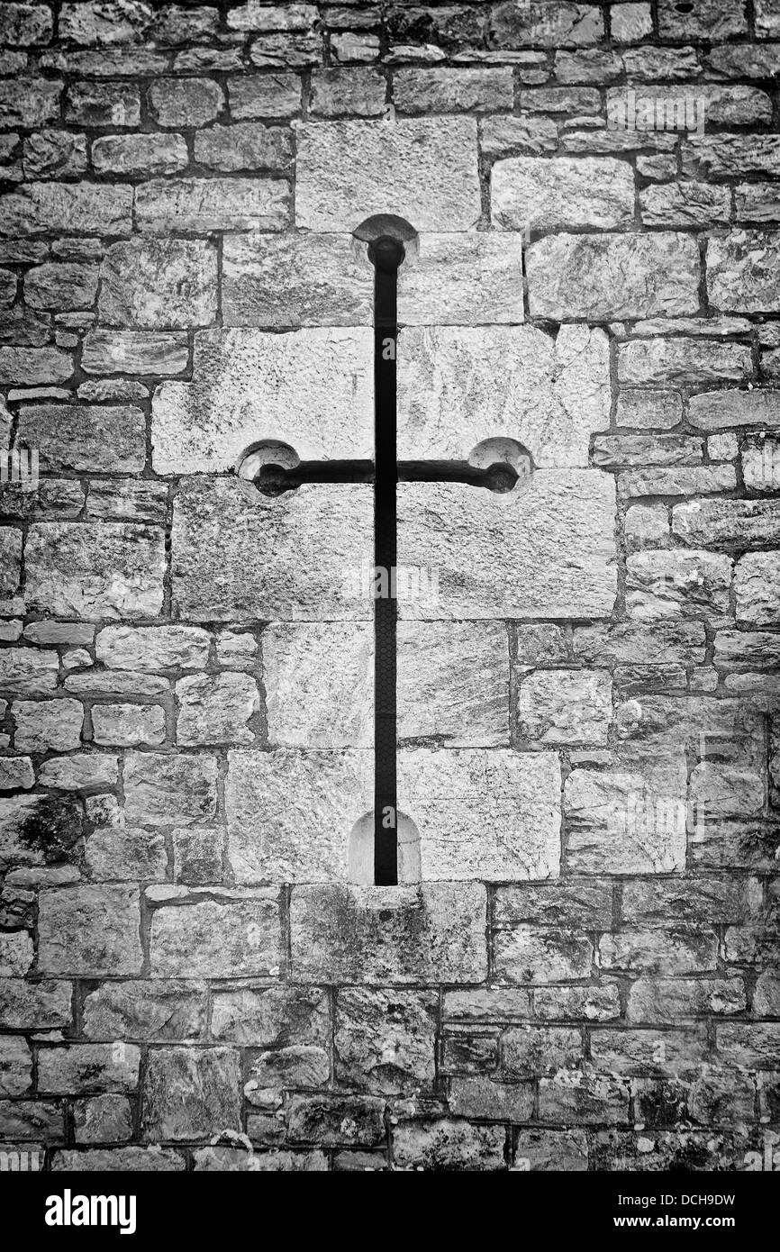 Kreuz als ein Fenster oder eine Öffnung in einer Wand der Kirche Stockfoto