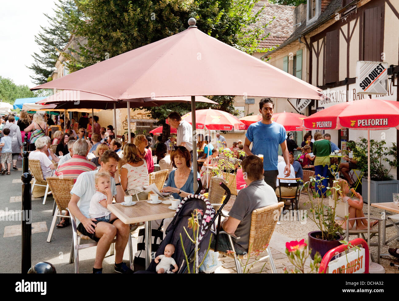 Menschen trinken im Freien in einem Straßencafé im Sommer, das französische Dorf ste Alvère, Dordogne, Frankreich, Europa Stockfoto